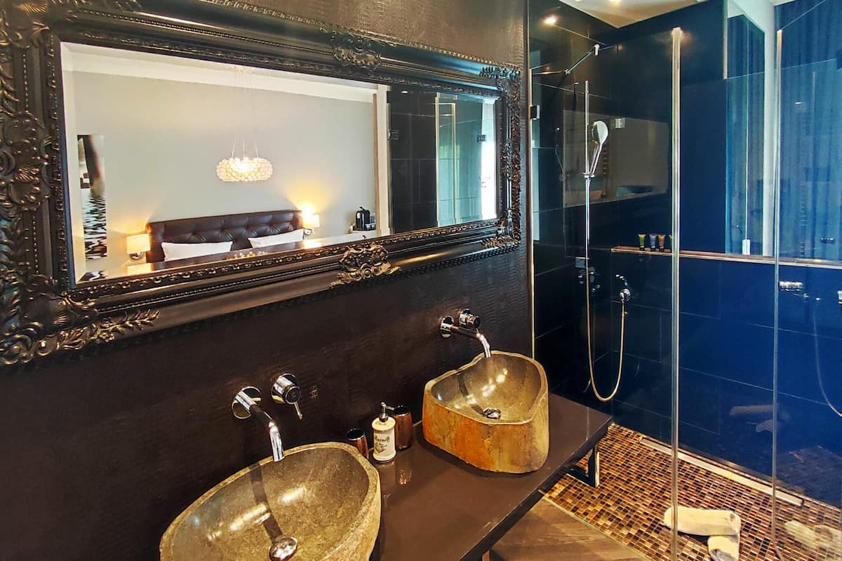 deluxe double room | bathroom | shower, free toiletries, hair dryer, slippers