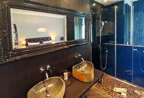 Deluxe-Doppelzimmer | Badezimmer | Dusche, kostenlose Toilettenartikel, Haartrockner, Hausschuhe