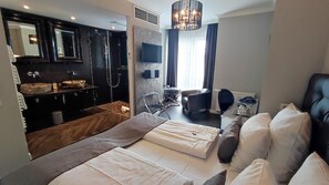 Deluxe Double Room | Premium bedding, in-room safe, individually decorated - Villahotel Rheinblick (Cologne)