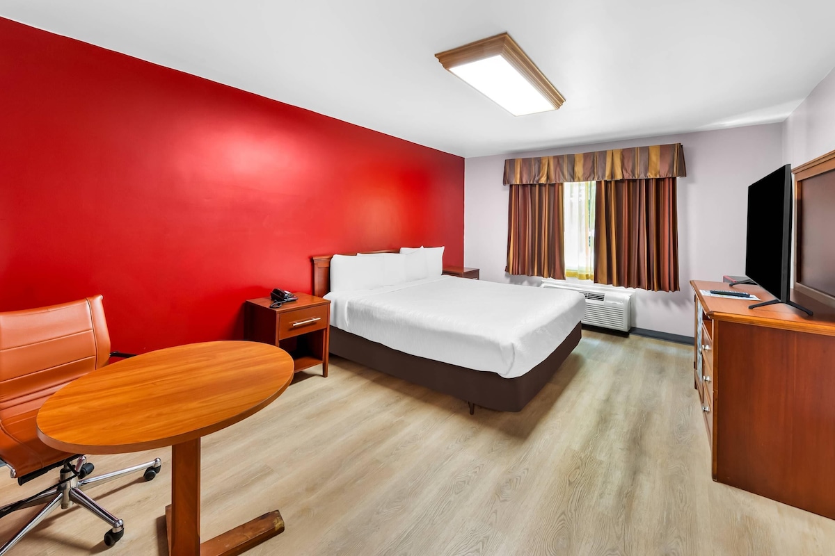Desk, iron/ironing board, WiFi (free), bed sheets