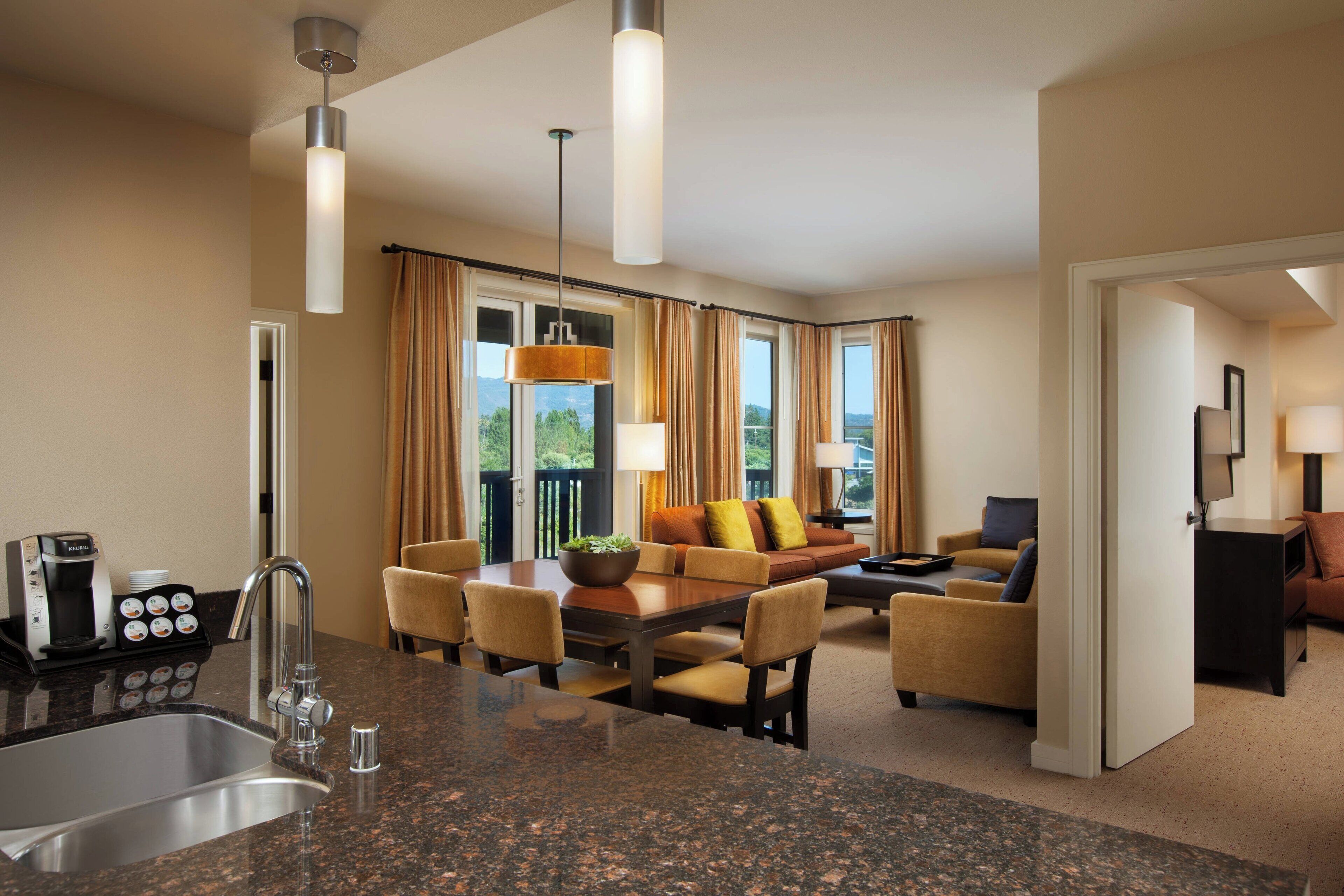 Suite de lujo, 2 habitaciones, balcón | Ropa de cama de alta calidad, edredones de plumas, caja fuerte