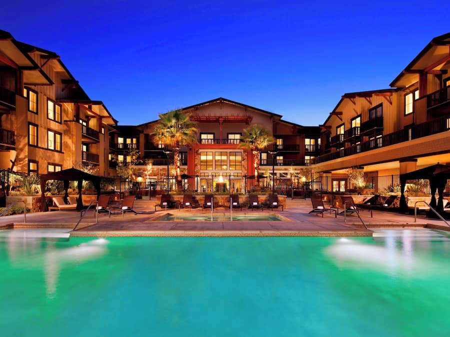 Piscine extérieure, cabanons gratuits, parasols de plage