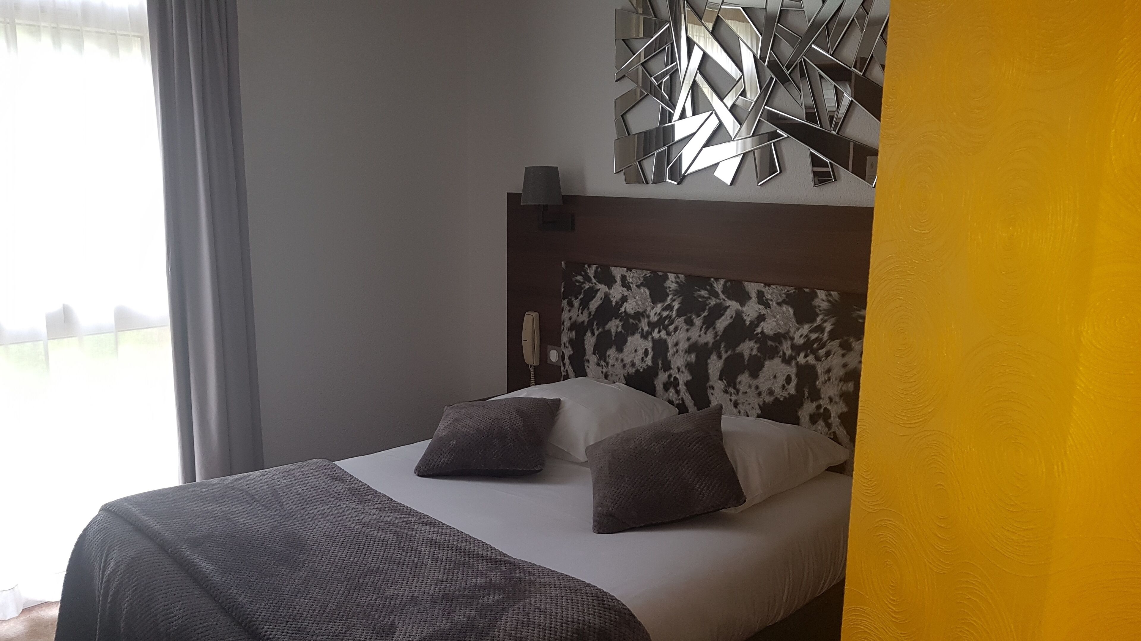 chambre standard double | desk, blackout curtains, soundproofing, free wifi