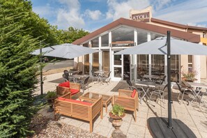 Terrace/patio - Hotel Atoll (Niort)