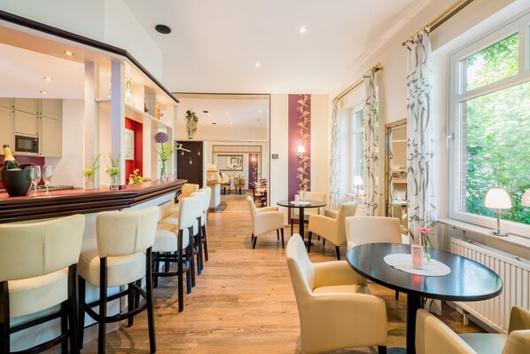 Tägliches Frühstücksbuffet (15 EUR pro Person)