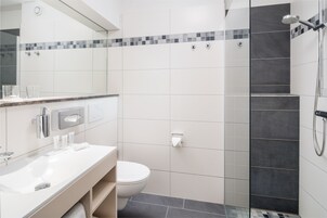 Produtos de toalete grátis, secador de cabelo, toalhas de banho 
