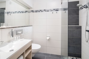 Đồ dùng nhà tắm miễn phí, máy sấy tóc, khăn tắm