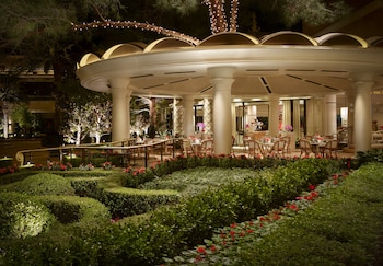 4 restaurants; breakfast, lunch, and dinner served at Encore at Wynn Las Vegas