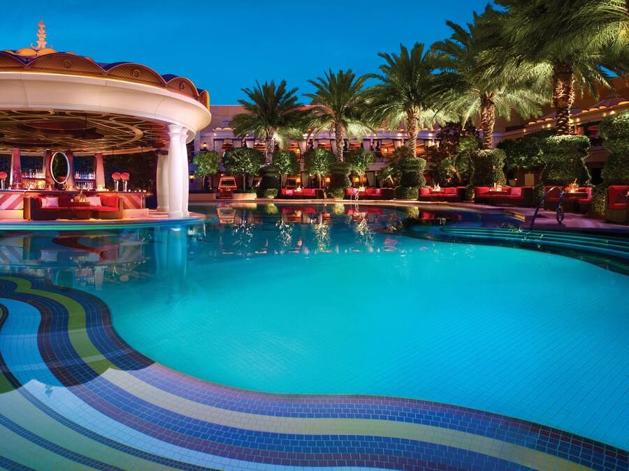 2 utendørsbassenger, bassengtelt (mot betaling) og solsenger