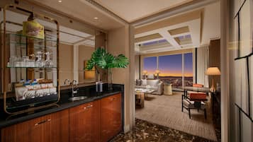 Ein modernes Hotelzimmer mit Küchenbereich, einem Essbereich mit Blick und einem großen Fenster.