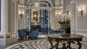 تفاصيل الفندق من الداخل