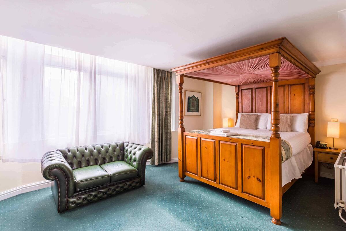 تلفزيون بشاشة مسطحة