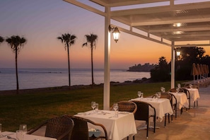 2 restaurants; lunch and dinner served