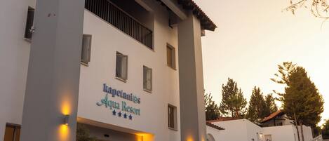Un edificio con un cartel que dice "Lupetani's Aqua Resort".