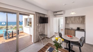 Un apartamento moderno con balcón, comedor y cocina.