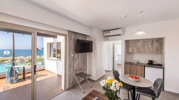 Suite Partial Sea View | Senger med overmadrass, minibar, skrivebord og blendingsgardiner