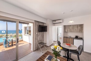 Suite Partial Sea View | Colchones con acolchado adicional, minibar, escritorio y cortinas opacas