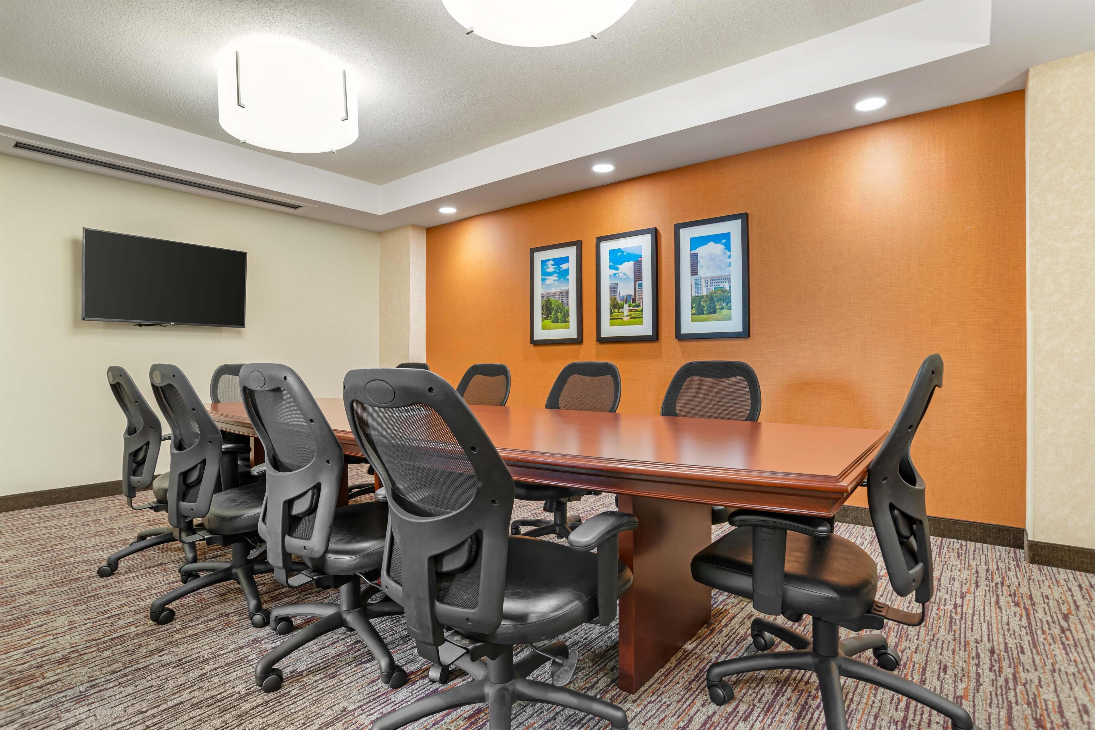 Deluxe Room, 1 King Bed, Accessible, Refrigerator & Microwave (2 Rooms, Board Room Table, Tub) | Desk, blackout drapes, iron/ironing board, free cribs/infant beds