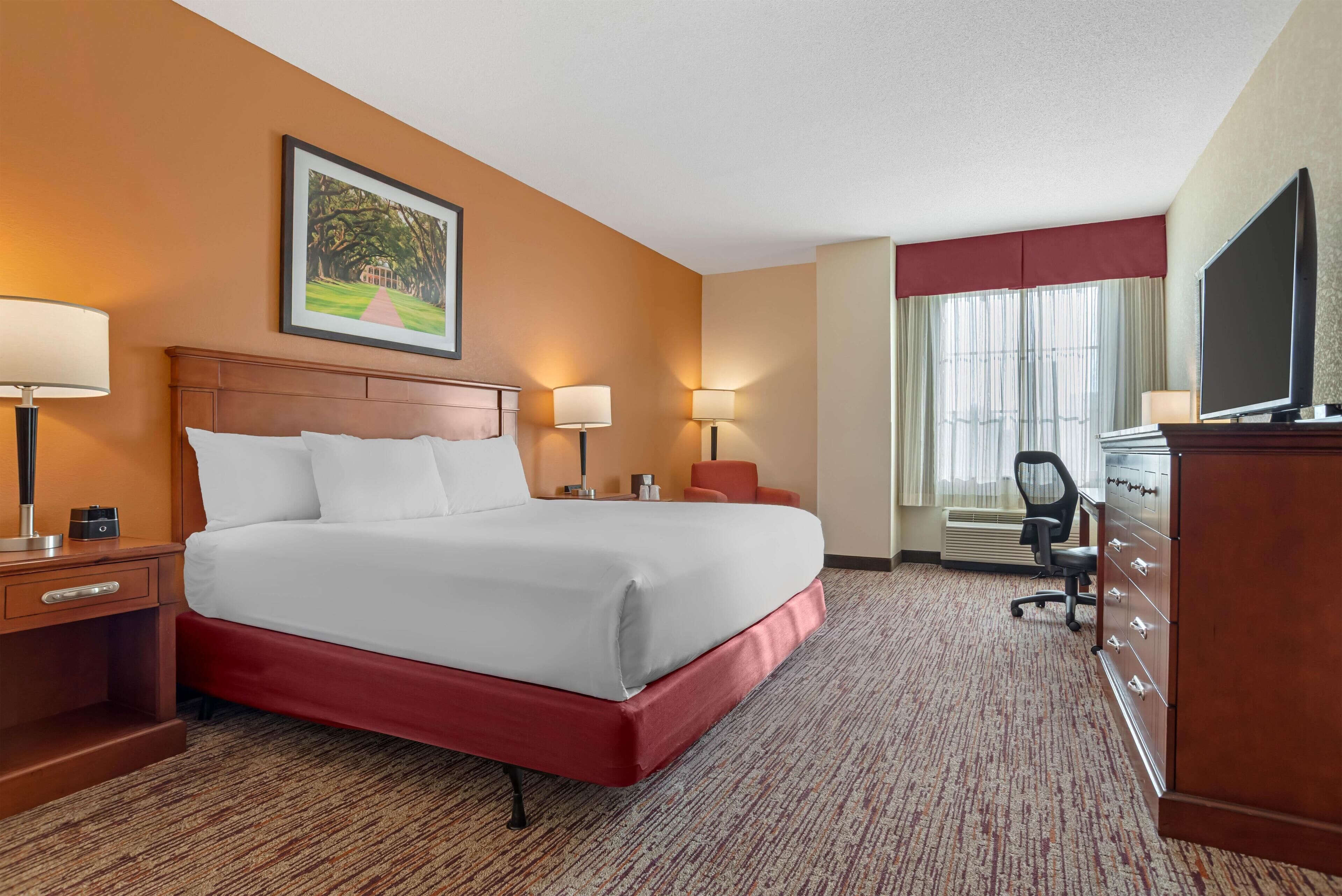 Deluxe Room, 1 King Bed, Accessible, Refrigerator & Microwave (Tub) | Desk, blackout drapes, iron/ironing board, free cribs/infant beds