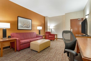 Skrivebord, blendingsgardiner og strykejern/-brett