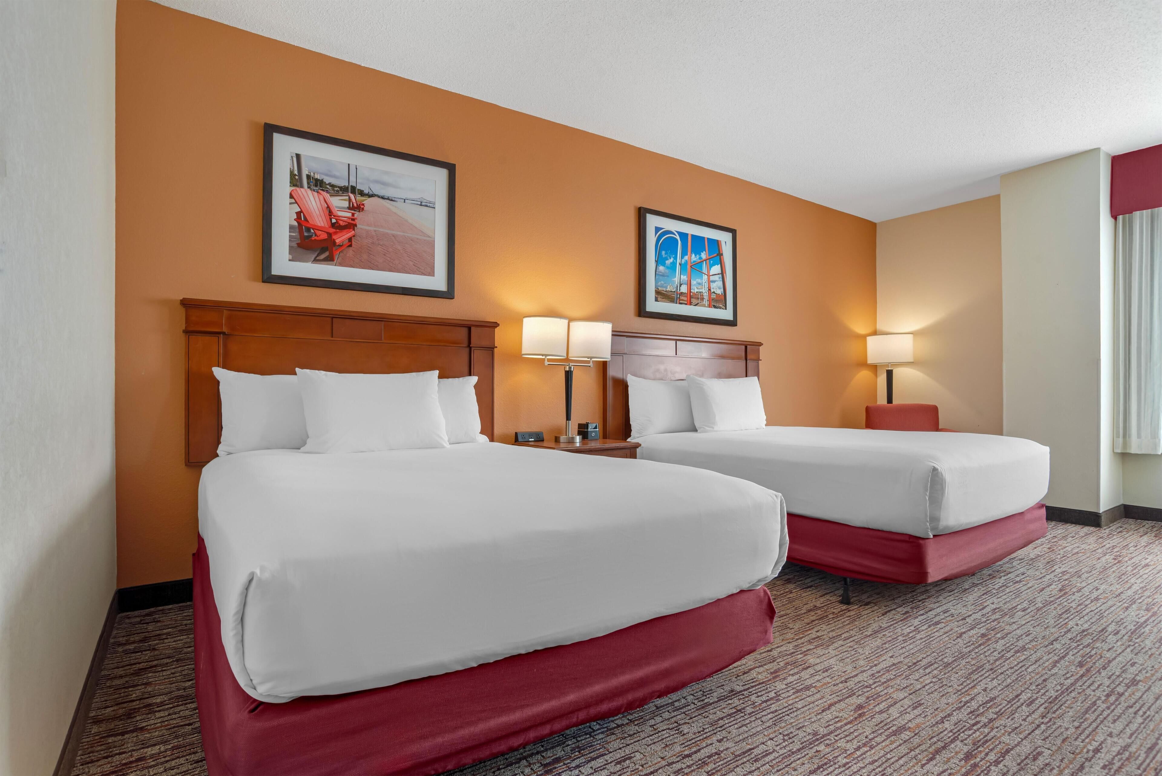 Habitación Deluxe, 2 camas de matrimonio, frigorífico y microondas (Tub, Upper Floor) | Escritorio, cortinas opacas, tabla de planchar con plancha