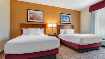 Bureau, rideaux d’obscurcissement, fer et planche à repasser