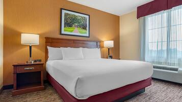 Schreibtisch, Verdunkelungsvorhänge, Bügeleisen/Bügelbrett