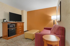 Bureau, rideaux occultants, fer et planche Ă repasser