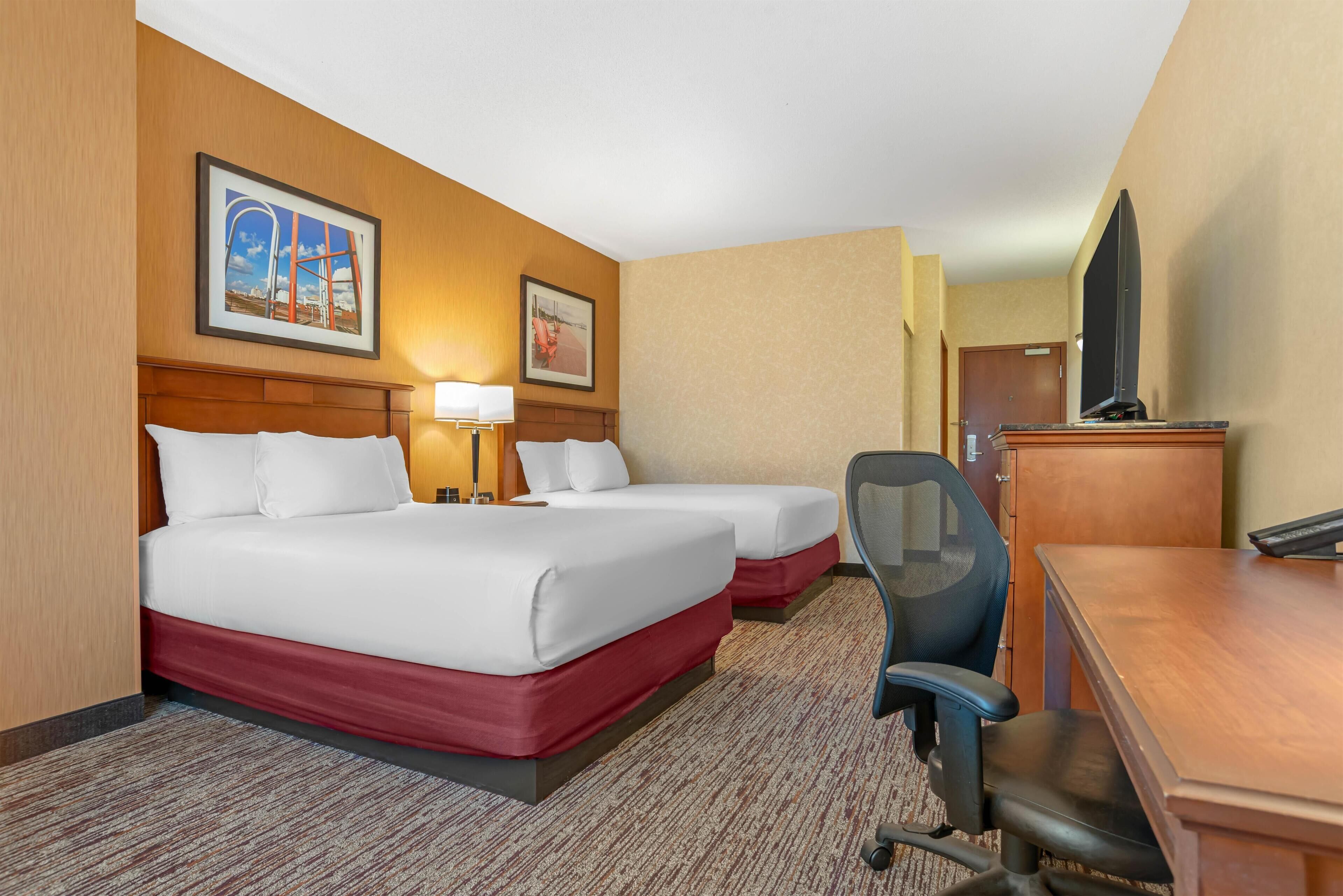 책상, 암막 커튼, 다리미/다리미판, 무료 유아용 침대