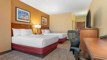 Schreibtisch, Verdunkelungsvorhänge, Bügeleisen/Bügelbrett