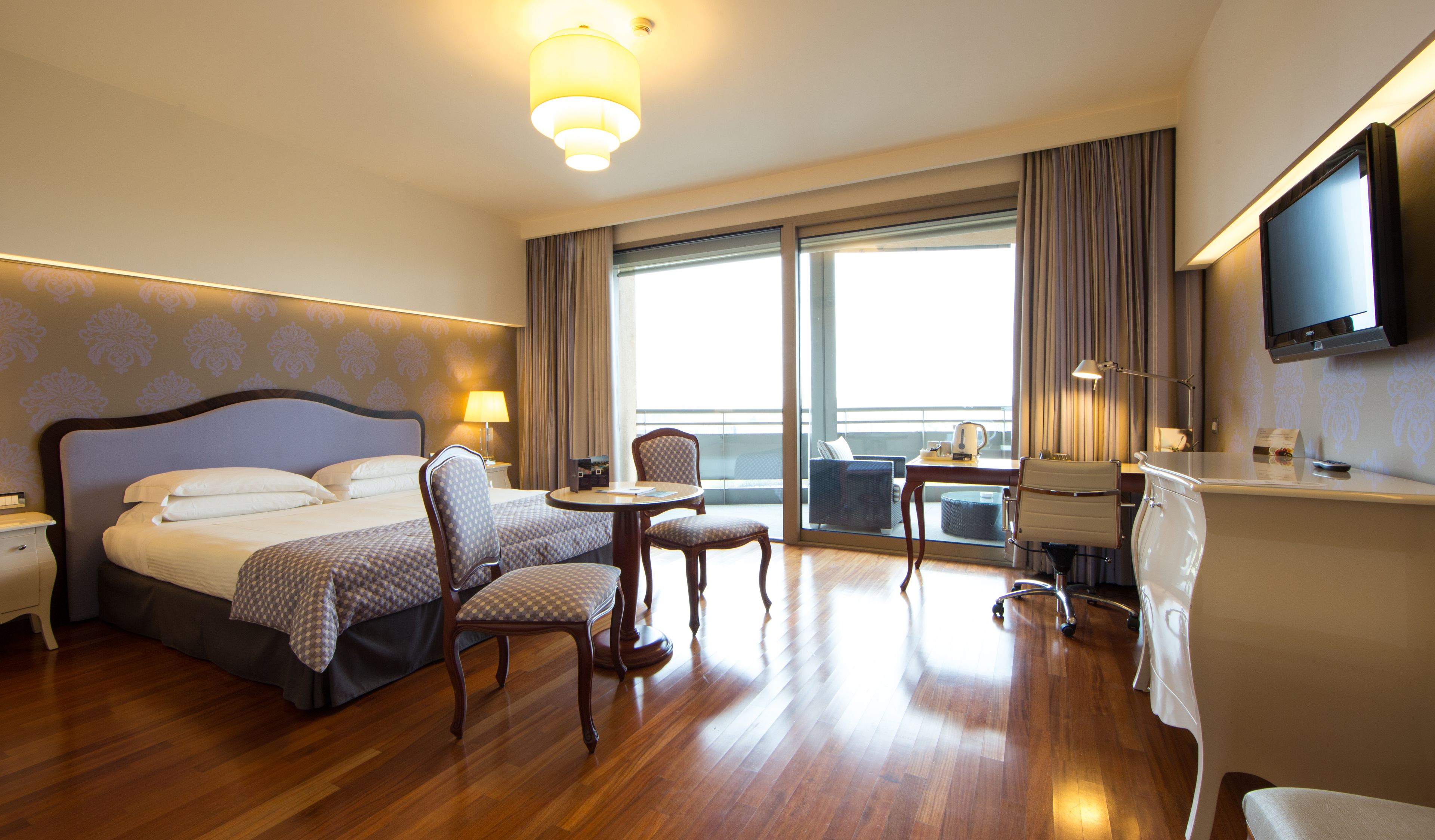 hypo-allergenic bedding, in-room safe, desk, soundproofing