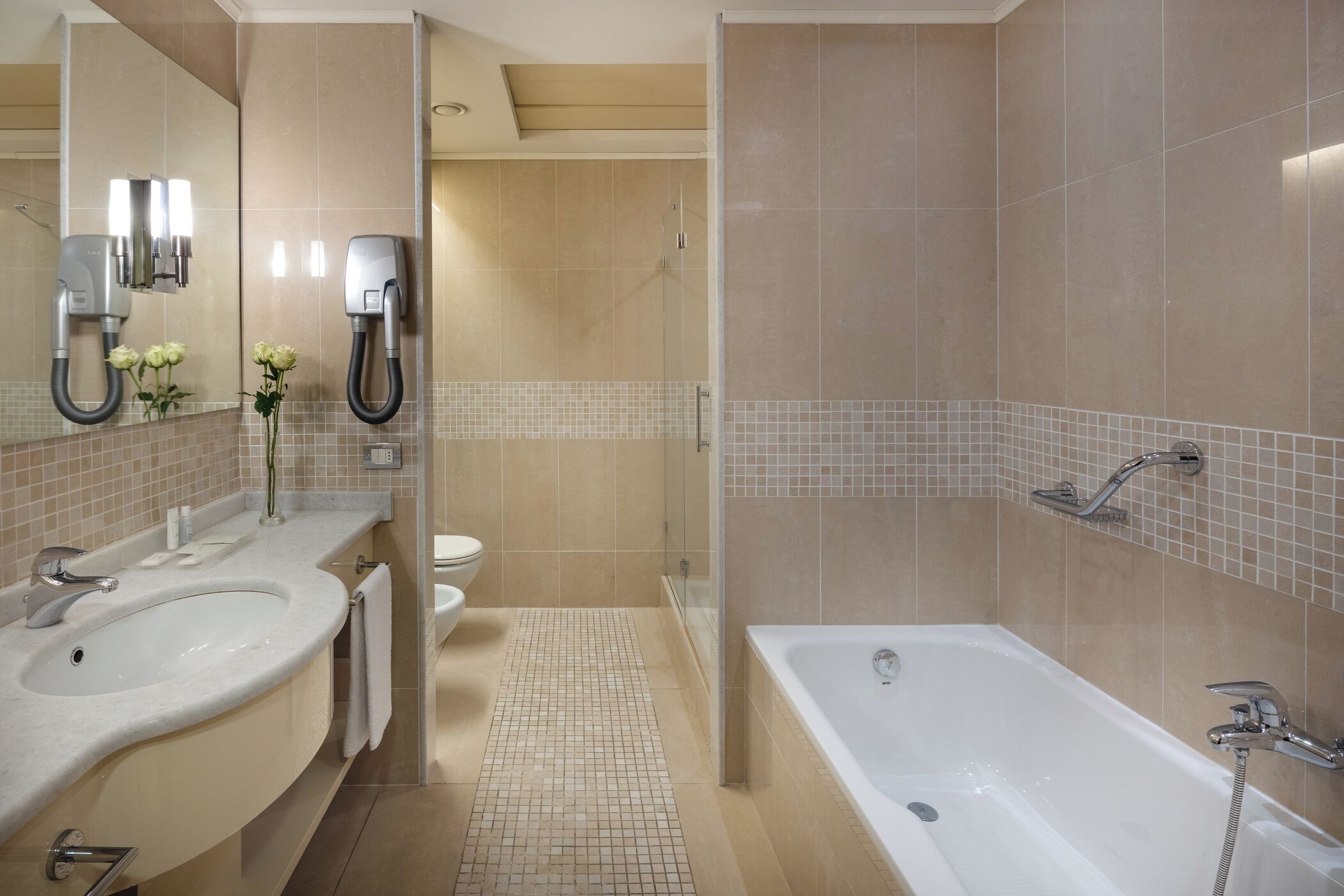 Ein modernes Badezimmer mit zwei Waschbecken, einer Badewanne und einer Dusche.