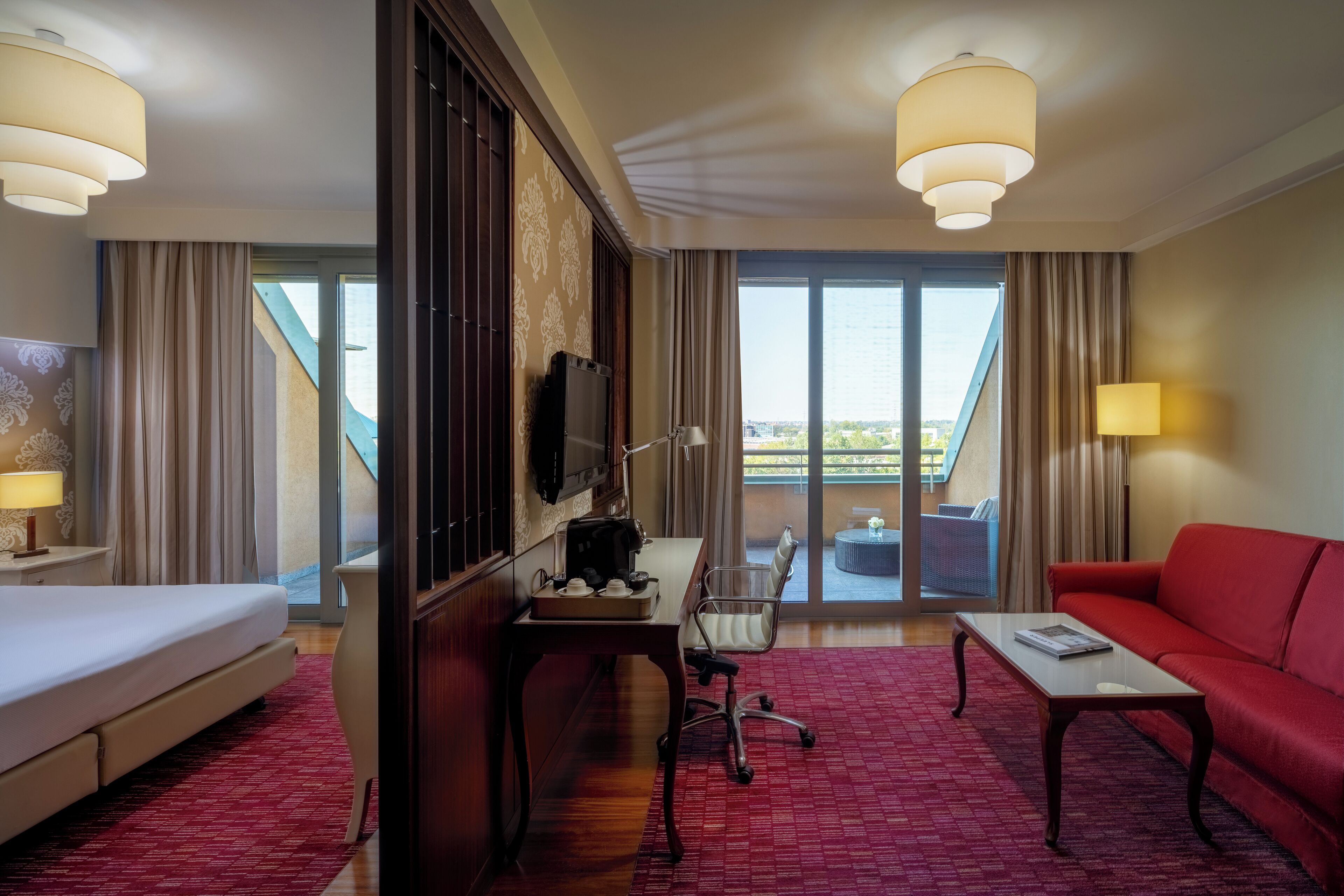 hypo-allergenic bedding, in-room safe, desk, soundproofing