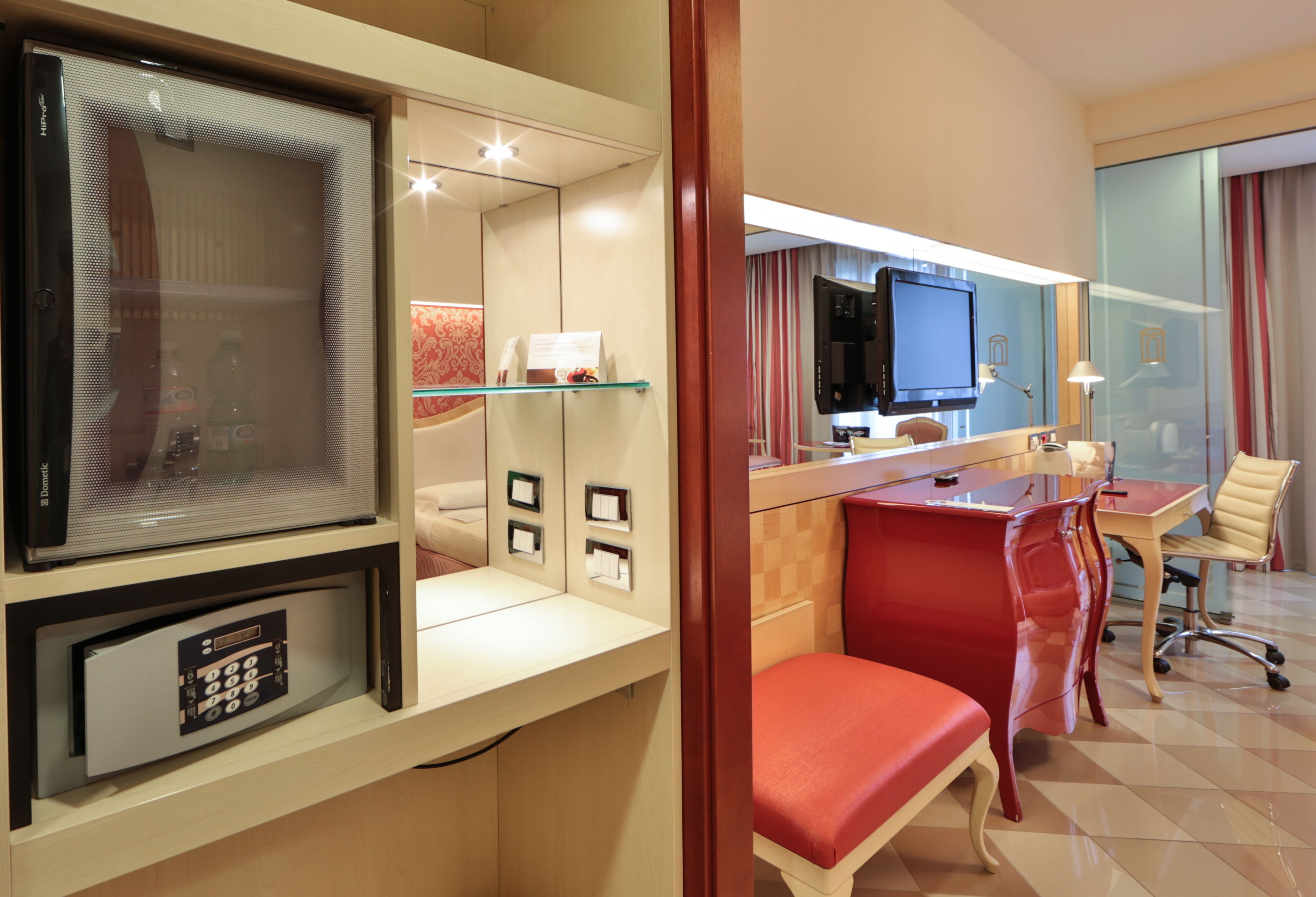 hypo-allergenic bedding, in-room safe, desk, soundproofing