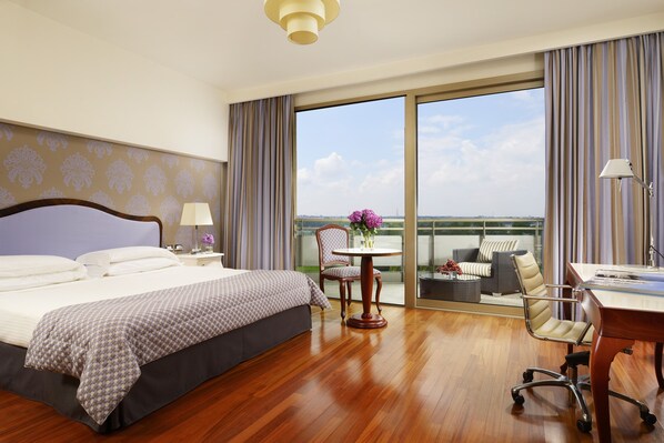 Literie hypoallergénique, coffres-forts dans les chambres, bureau