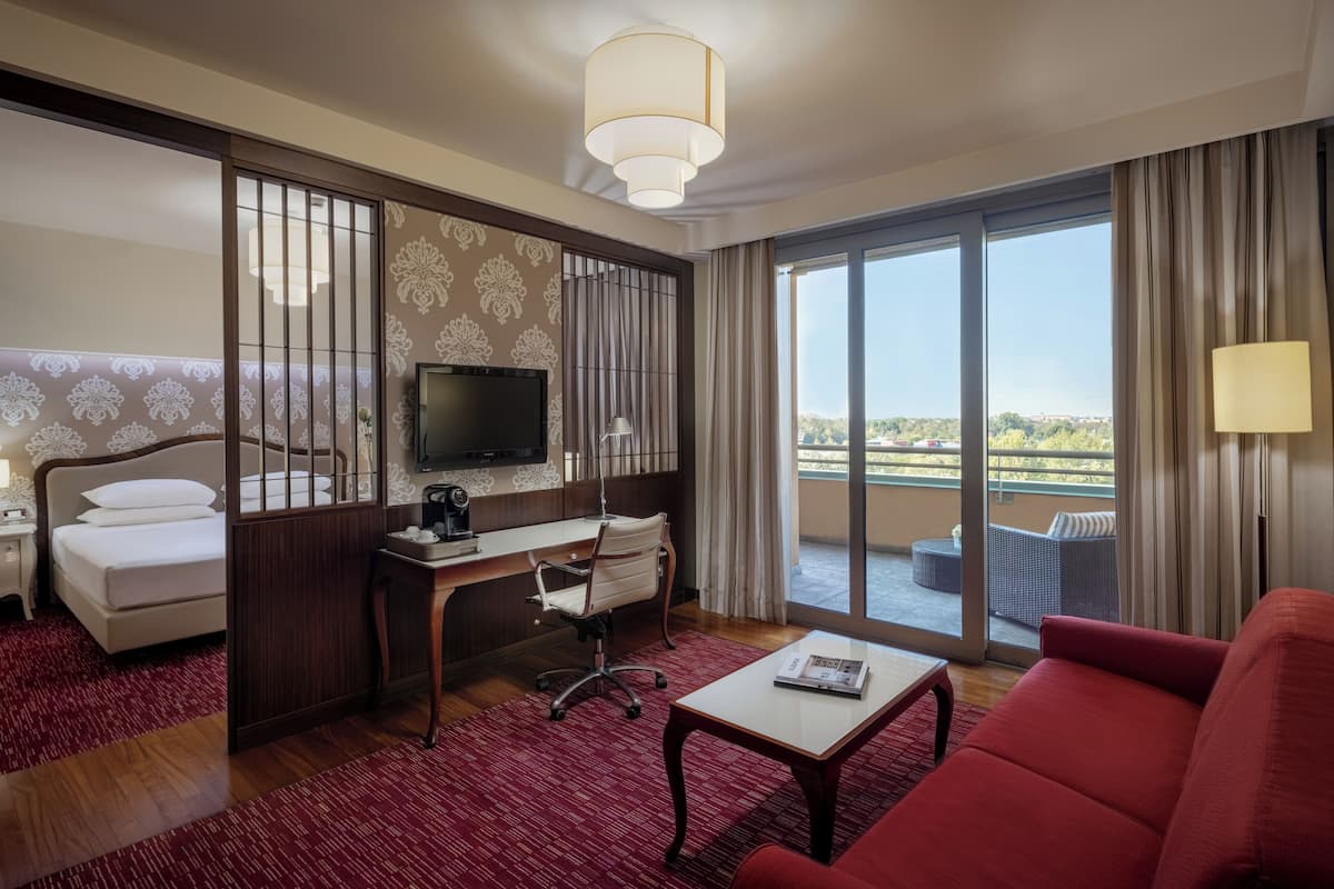 hypo-allergenic bedding, in-room safe, desk, soundproofing