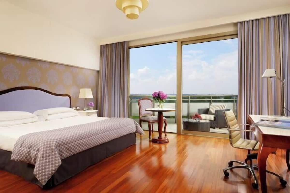 Hypo-allergenic bedding, in-room safe, desk, soundproofing