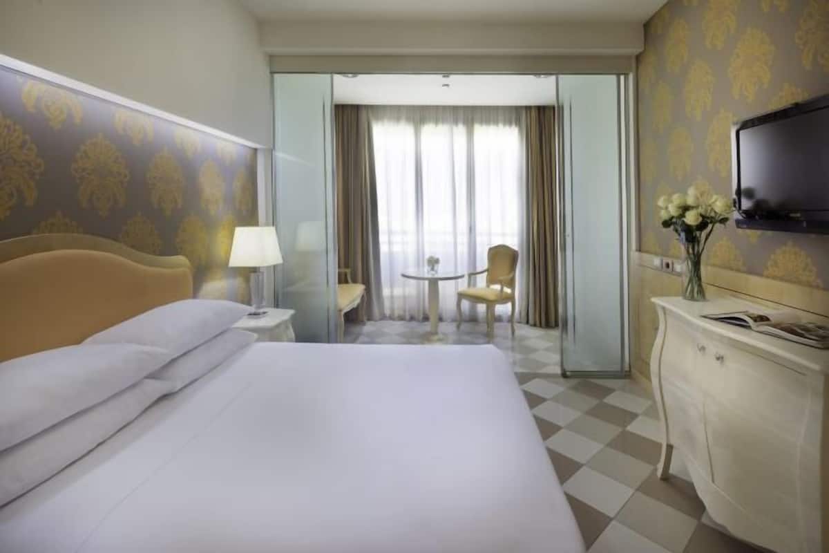 Hypo-allergenic bedding, in-room safe, desk, soundproofing