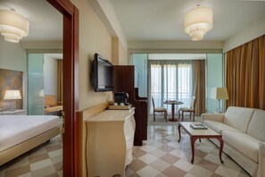 Hypo-allergenic bedding, in-room safe, desk, soundproofing