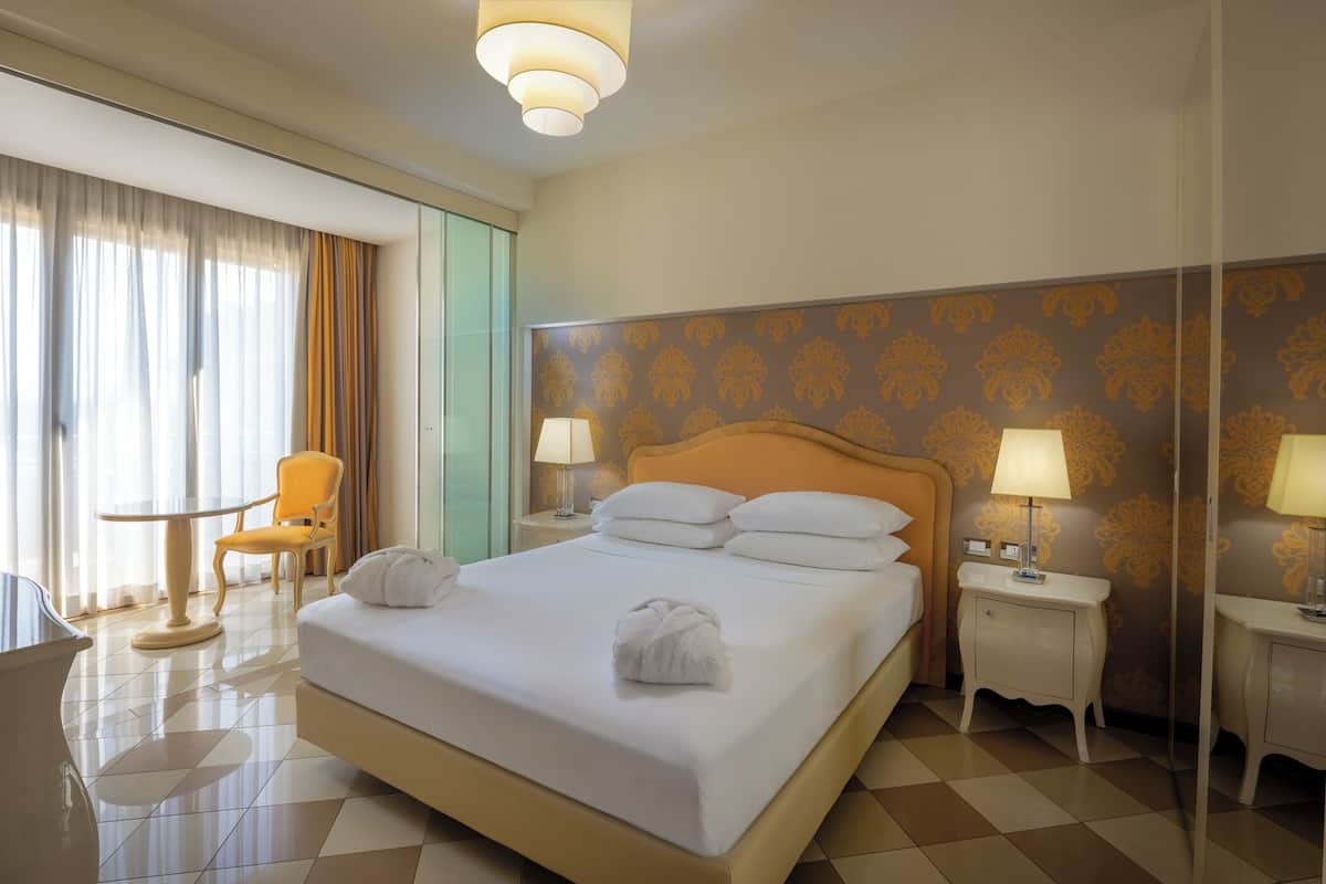 Executive Apartment, 1 Bedroom | Hypo-allergenic bedding, in-room safe, desk, soundproofing