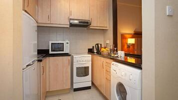 Geladeira, micro-ondas, fogão, cafeteira/chaleira