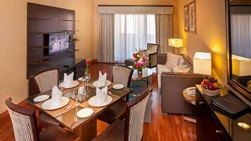 Cofres nos quartos, escrivaninha, quartos à prova de som