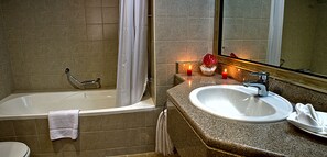 Combined shower/tub, free toiletries, hair dryer, towels