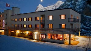 A hotel with multiple balconies and a view of snow-covered mountains. - Hotel Edelweiss Superior (Mürren)