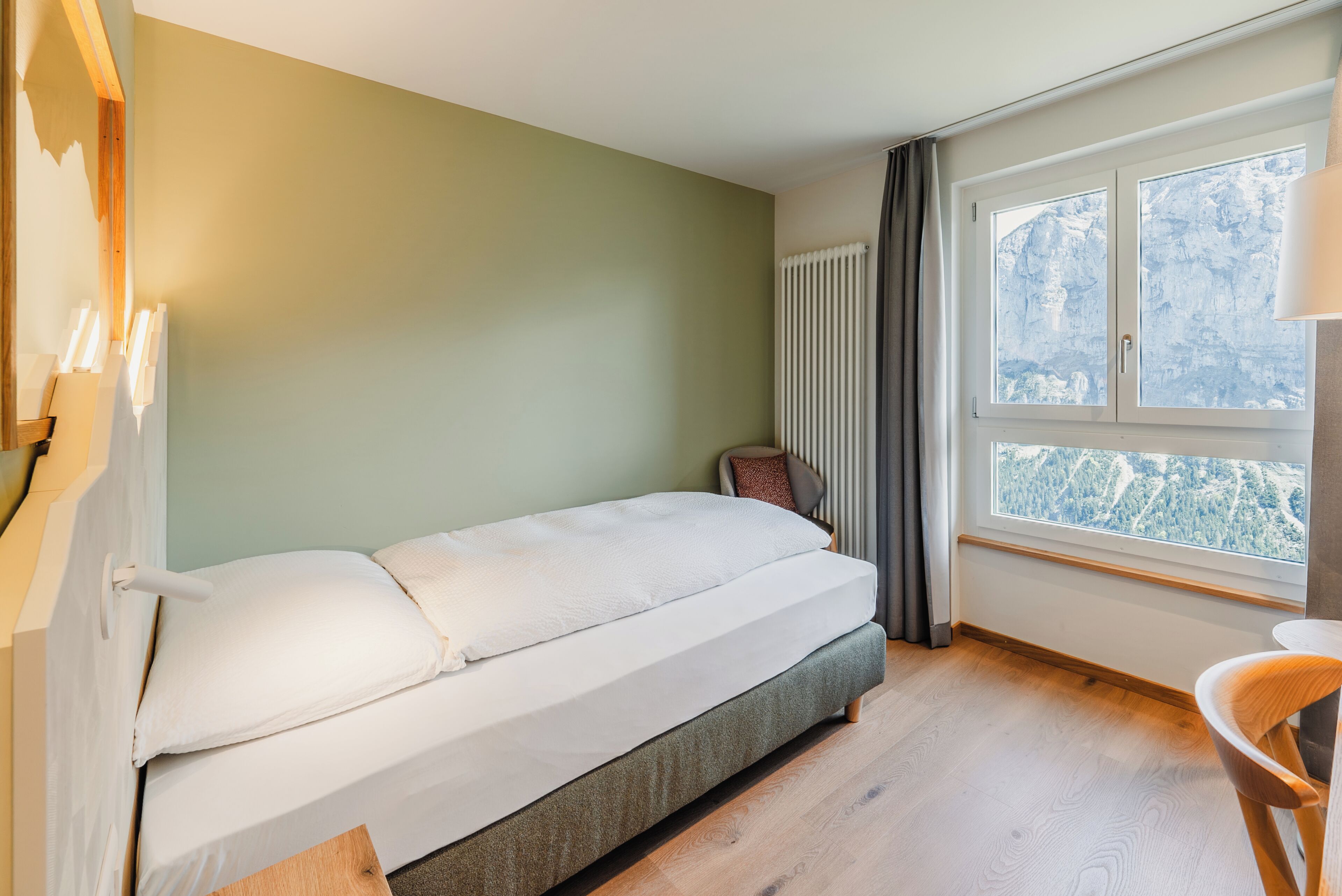 Standaard eenpersoonskamer (Panorama) | Donzen dekbedden, een kluis op de kamer, individueel gedecoreerd