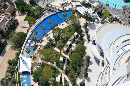 Piscine extérieure, parasols de plage, chaises longues