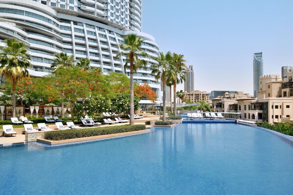 Outdoor pool, pool umbrellas, sun loungers - Address Downtown (Dubai)