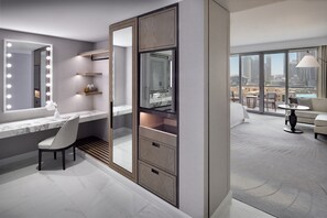 Hochwertige Bettwaren, Minibar, Zimmersafe, individuell dekoriert