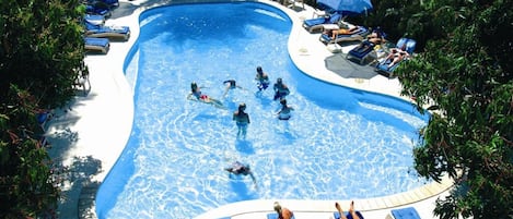 2 albercas al aire libre