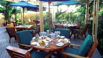 2 restaurants, breakfast served